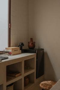 坎佩切Narrativ Lofts -Solario- Charming Historic Escape的厨房配有带盒子的柜台