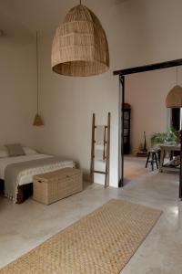 坎佩切Narrativ Lofts -Solario- Charming Historic Escape的卧室配有一张床和一张桌子及椅子