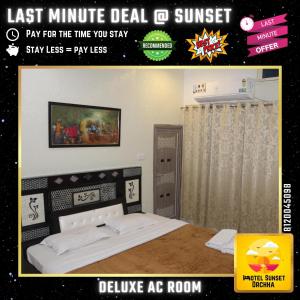 奥拉奇哈Last Minute Deal @ Hotel Sunset的卧室的海报,配有床和窗帘