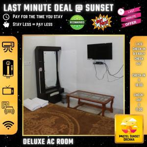 奥拉奇哈Last Minute Deal @ Hotel Sunset的一张带床和电视的房间的海报