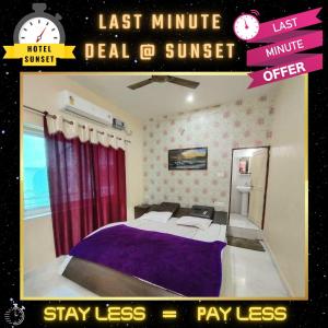 奥拉奇哈Last Minute Deal @ Hotel Sunset的一张带紫色床单的海报的卧室