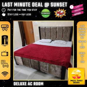 奥拉奇哈Last Minute Deal @ Hotel Sunset的一张带红毯的床的海报