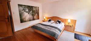 基茨比厄尔Villa Alpenblick的一间卧室,床上有两只狗