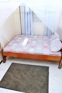 蒙巴萨Nice Spacious 1bedroom hideout in bamburi的配有地毯的客房内的蒲团床