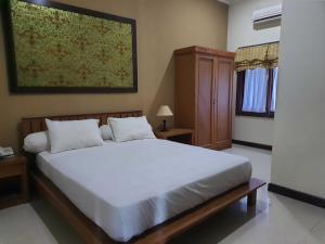 SeturanOmahkoe Syariah Guesthouse RedPartner的卧室配有一张白色大床