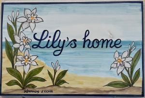 伊斯基亚Lily's Home的海滩上的花画,上面写着“卢奇尔”的字样