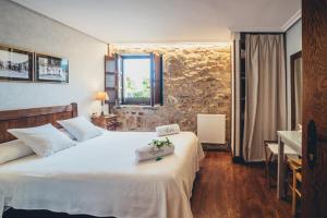 扎马亚卡萨乡间耶稣阔阿酒店的卧室设有一张白色大床和一扇窗户。