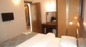 迪基利波拉酒店的酒店客房,配有床和镜子