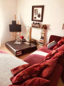 Sallaumines罗玛内公寓的客厅配有两张床和一张桌子
