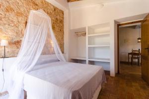 拉戈斯Casas na Vinha - Monte da Casteleja, Wine Estate - Eco Turismo Rural的一间卧室配有一张带蚊帐的床