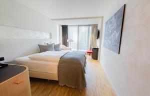 海登海登博登湖健康酒店的酒店客房设有床和窗户。