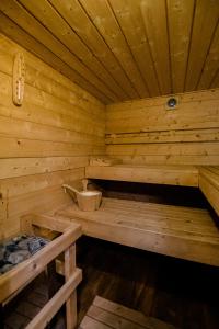 布鲁日Houseboat Jana - with sauna and terrace的木制桑拿房,里面设有长凳