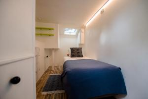 布鲁日Houseboat Jana - with sauna and terrace的小房间设有床和窗户