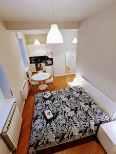 蒙扎Monza Apartments的一间卧室配有一张带黑白毯子的床