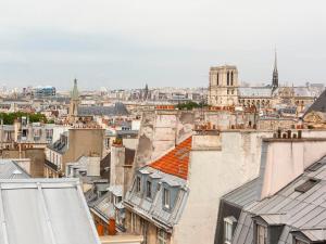 巴黎白兔子酒店的从建筑屋顶上可欣赏到城市美景