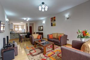 内罗毕飞纳斯花园公寓酒店的带沙发和电视的客厅
