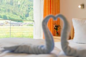 布雷根茨沃尔德地区奥苏珊公寓酒店的一间卧室设有一张床和一个美景窗户。
