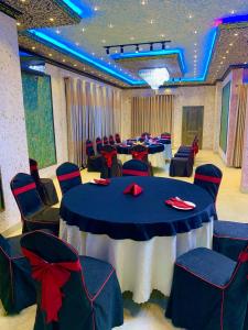 Ambagahagedararuwanara royal majestry的宴会厅配有桌椅和红色弓