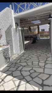 伊奥斯乔拉L Apothiki的一个带白色围栏的庭院和一座建筑