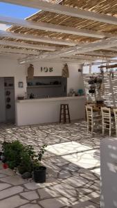 伊奥斯乔拉L Apothiki的客房设有带柜台和椅子的厨房。