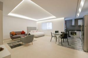 拉巴特Luxury one bedroom apartment - Best location的客厅配有沙发和桌子