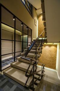 内坦亚Kikar Boutique Hotel的砖墙房间里的一套楼梯