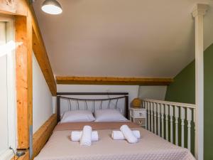 卡西奥皮Casa Markapela的一间卧室配有带白色枕头的床