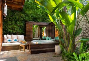 契拉勒卢卡别墅酒店的花园内带浴缸的浴室