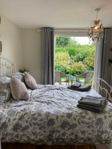IbsleyNew Forest Chalet的一间卧室设有一张床和一个大窗户