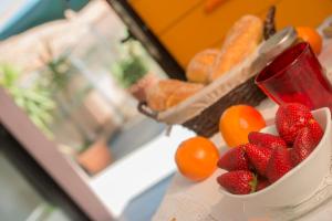 帕多瓦卡萨巴提斯蒂旅馆的柜台上放一碗草莓和橙子
