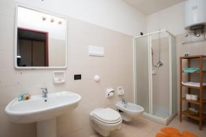 帕多瓦卡萨巴提斯蒂旅馆的一间带水槽、卫生间和淋浴的浴室