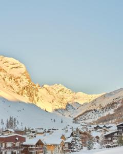 瓦勒迪泽尔Airelles Val d'Isère的山地下雪的小镇