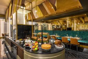布达佩斯Emerald Downtown Luxury Suites by Continental Group的餐厅的自助餐,包括餐桌上的食品