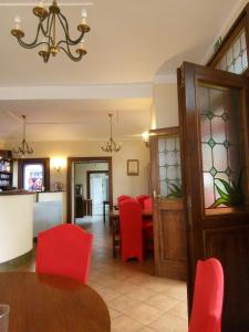 布拉格布拉尼克酒店的一间用餐室,配有红色的椅子和桌子