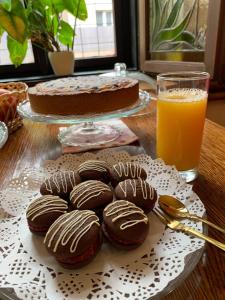 布拉格布拉尼克酒店的一张桌子,上面放着巧克力饼干,蛋糕和一杯橙汁
