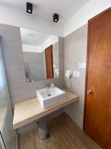 科洛尼亚-德尔萨克拉门托Fincas del Real的一间带水槽和镜子的浴室