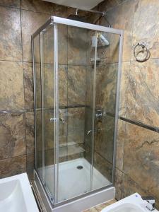 内乌肯Hermoso Loft en pleno centro de Neuquen的浴室里设有玻璃门淋浴
