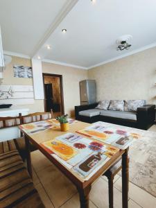敖德萨Уютная квартира с панорамой города的客厅配有桌子和沙发