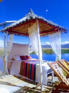 普诺Titicaca wasy lodge的水景凉亭内的一张床
