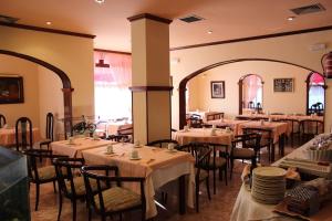 伊斯拉佩拉约伊斯拉酒店的一间在房间内配有桌椅的餐厅