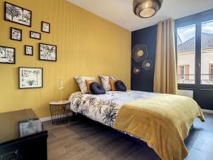 布尔昆Le Temps d'une Pause的一间卧室设有一张床和黄色的墙壁