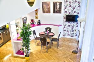 布达佩斯The Fashion Street Apartment的小型用餐室配有桌椅