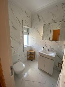 纳扎雷Zulla House的白色的浴室设有卫生间和水槽。