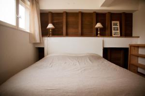 Baugé德大磨坊博格旅馆的卧室配有白色的床和窗户