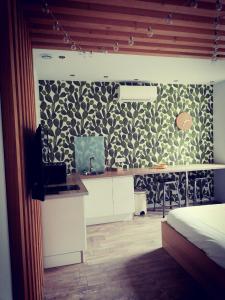 勒克佐Suite 24 Appart'hôtel-3 étoiles的卧室设有黑白图案的墙壁