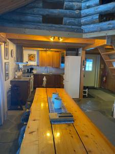 列维Liirakka Levi的厨房配有大木桌和冰箱