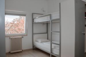 维塞乌HI Viseu - Pousada de Juventude的一间卧室配有双层床和窗户。
