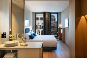 马德里Ocean Drive Madrid的酒店客房设有一张大床和一个水槽