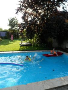 布达厄尔什斯奇公寓的两个孩子在游泳池玩耍