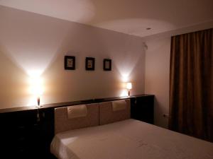 布达厄尔什斯奇公寓的卧室配有一张带两盏灯的墙壁床。